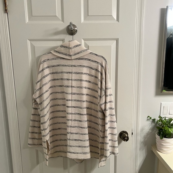 LOFT Sweatshirt - Picture 4 of 5